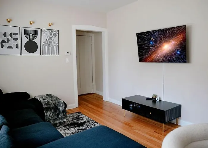 Private Workspace • Sleeps4 • Modern Stylish Apartment