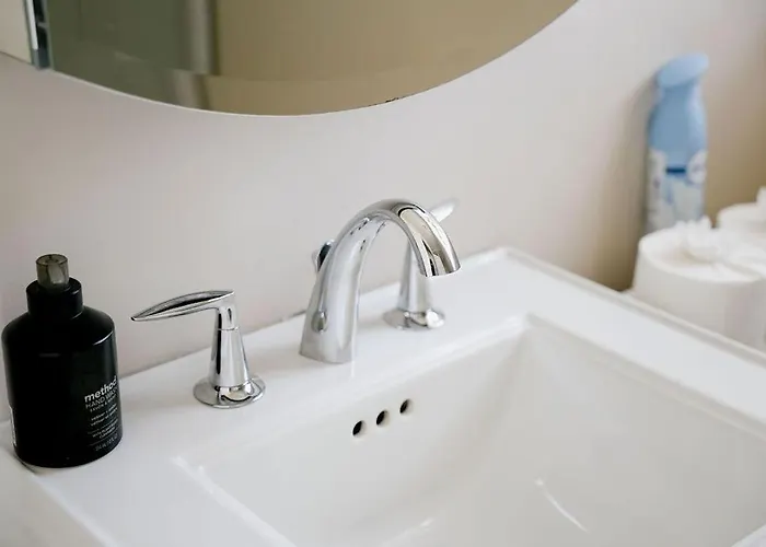 Private Workspace • Sleeps4 • Modern Stylish *