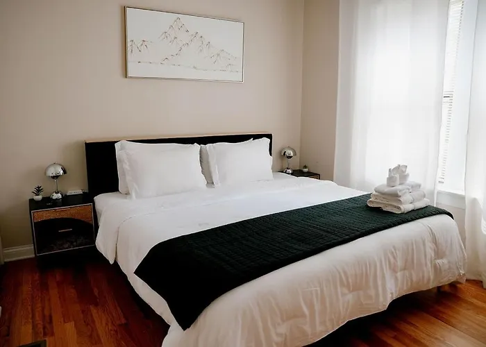 Private Workspace • Sleeps4 • Modern Stylish Apartment Chicago
