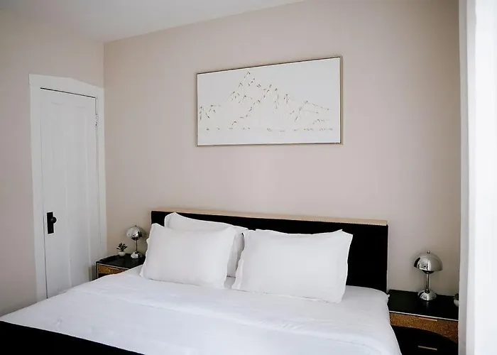 Private Workspace • Sleeps4 • Modern Stylish Apartment Chicago