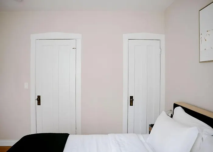 Apartment Private Workspace • Sleeps4 • Modern Stylish