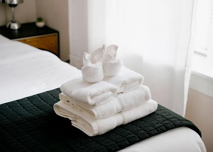 Private Workspace • Sleeps4 • Modern Stylish *