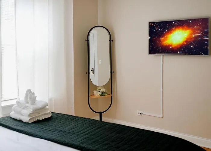 Private Workspace • Sleeps4 • Modern Stylish Apartment *