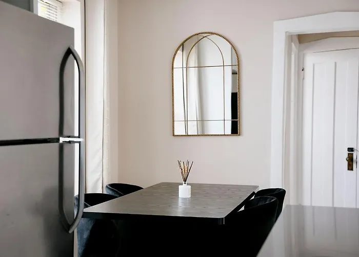 Private Workspace • Sleeps4 • Modern Stylish Apartment *