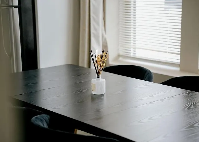 Private Workspace • Sleeps4 • Modern Stylish Apartment *