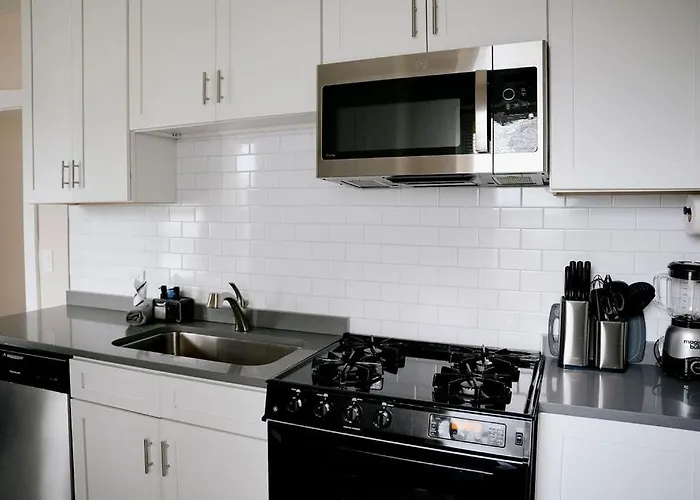 Private Workspace • Sleeps4 • Modern Stylish Apartment Chicago